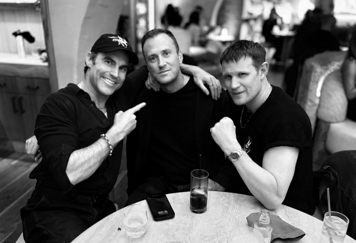 mattsmithbrazil's tweet image. 💥 Nova foto do Matt com seus amigos postado no Twitter de sua mãe Lynne. 

📲 Curte o Matt Smith? Segue @mattsmithbrazil e fica por dentro de TUDO literalmente, tudo.

#MattSmith