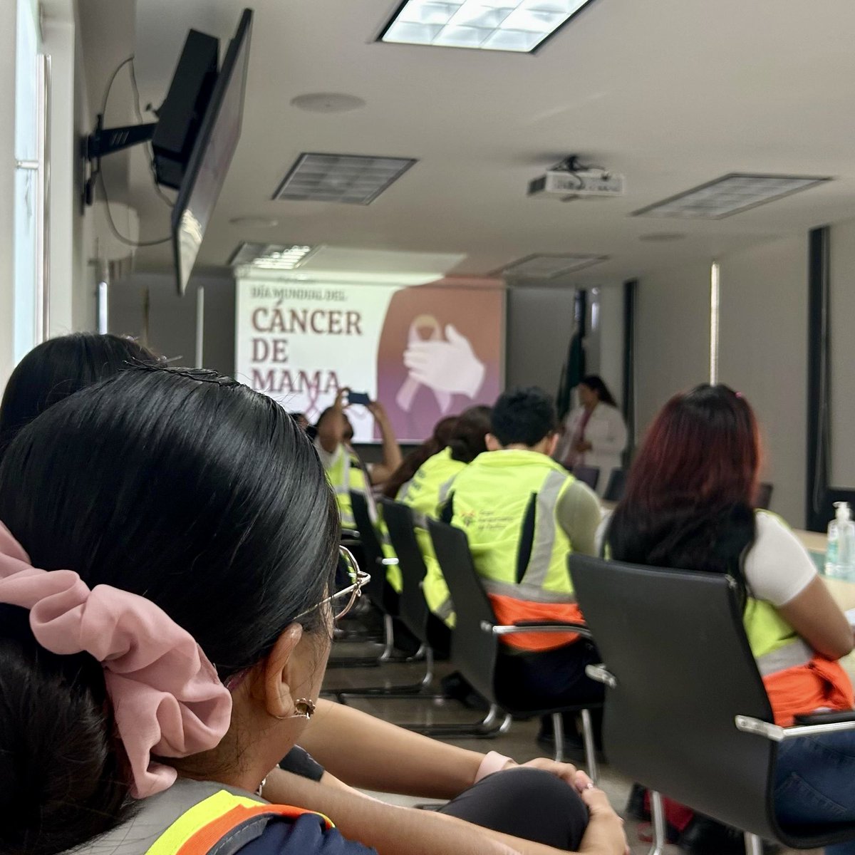 En el #AeropuertoDeLosCabos nos sumamos a la lucha contra el #CáncerDeMama. 💗
Gracias a la Dra. Yuliana Hernández por su charla sobre la importancia de la autoexploración.
La prevención salva vidas. 🎀