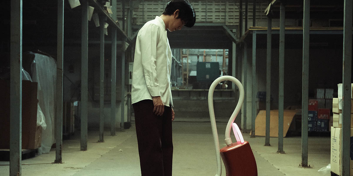 #AUsefulGhost is equal parts whimsical and melancholic as it unpacks the poison of unchecked capitalism. A major standout at #ChiFilmFest for me. There’s nothing quite like it.

My full review for The Rolling Tape is here: therollingtape.com/ciff-2025-revi…