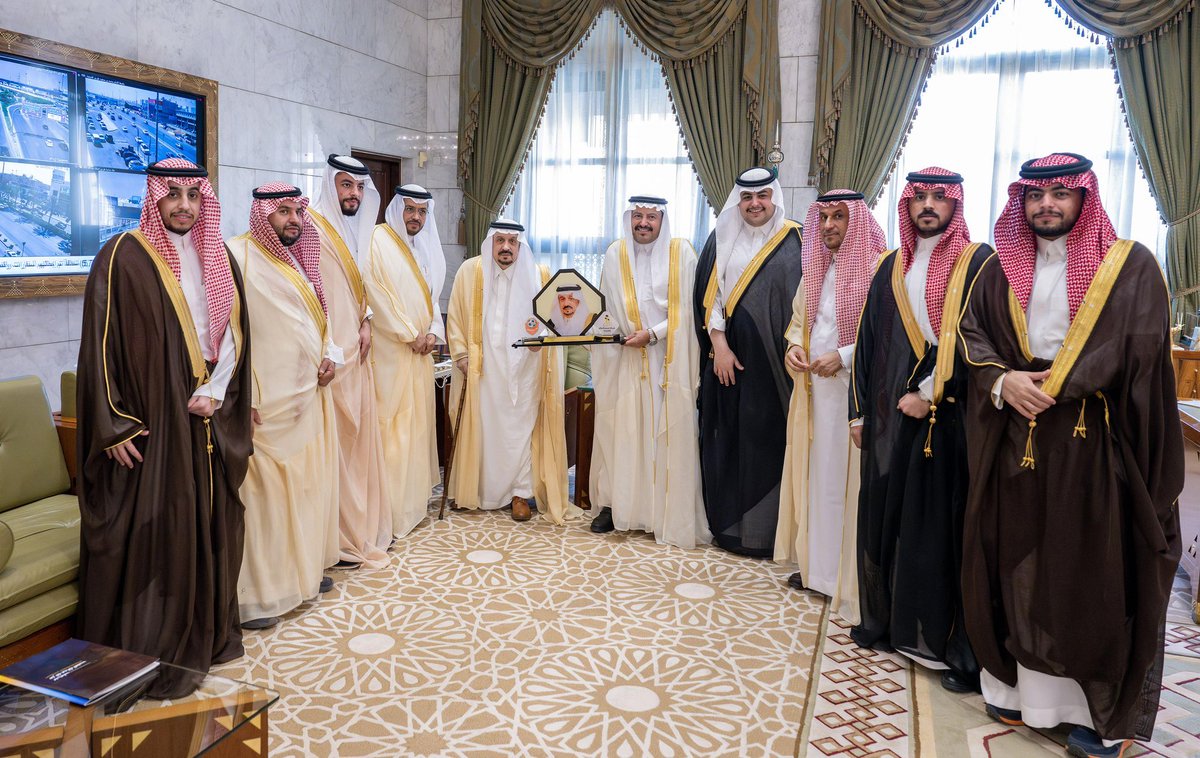 سمو أمير منطقة الرياض يستقبل محافظ الزلفي ورئيس مجلس إدارة شركة نجوم السلام

استقبل صاحب السمو الملكي الأمير فيصل بن بندر بن عبدالعزيز أمير منطقة #الرياض، في مكتبه بقصر الحكم اليوم، محافظ #الزلفي المكلف صالح بن سيف الرافع، ورئيس مجلس إدارة شركة نجوم السلام القابضة جارالله بن