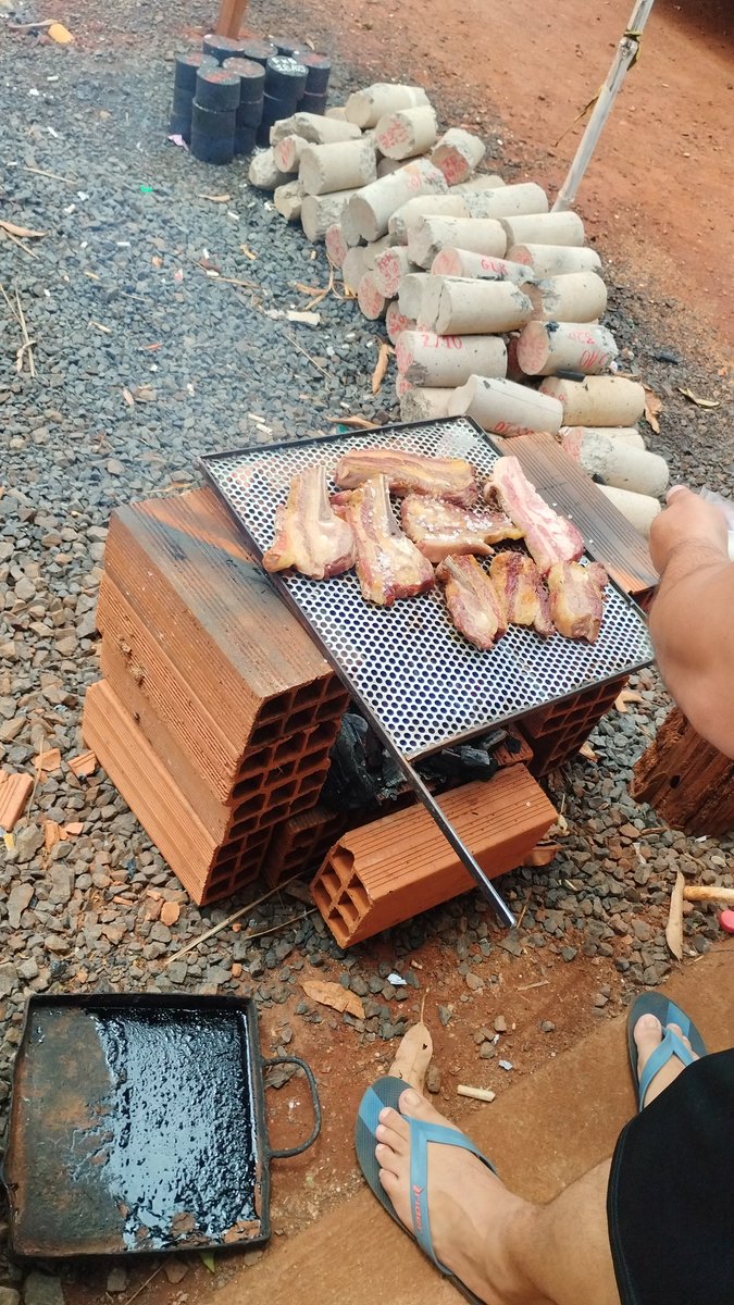 FRademaker's tweet image. Tô aqui no plantão e os motoras fizeram um churras, quer melhor pra acompanhar a #KingsLendas @ilhadaslendas