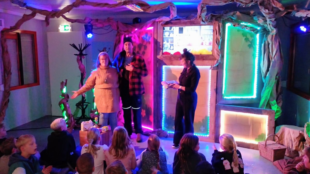 👏🌳slot 17/10 van 'Dikke Vrienden' 🌳👏: 5 wk leerzaam feest: 980 kinderen, 37x ons beleeftheater in de #Nooterhof  'Boomwachter Durk', vrijwilligsters Esther, en Astrid (niet op foto), werden bedankt door onze voorzitter <a href="/PattyWolthof/">Patty Wolthof</a>. Meer info/foto's: milieuraadzwolle.nl/6170-2/