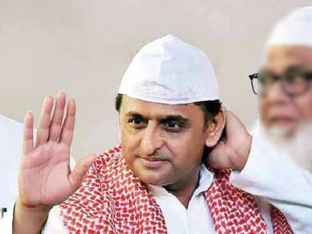 दिया मोमबत्ती पर खर्चा क्यों?
क्रिसमस से सीखों : अखिलेश यादव

सारा ज्ञान हिंदू त्योहारों पर ही आता है? दिपावली जैसे बड़े त्योहार पर यह यह बंदा राजनीति कर रहा है

👉 इस बेशर्म सड़कछाप नेता के लिए दो शब्द