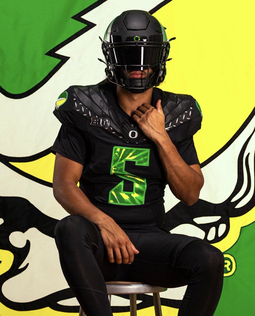 BussinWTB's tweet photo. Oregon just released its “Grateful Ducks” uniform. They will be wearing these against Wisconsin this Saturday 🔥🔥 

📸 @oregonfootball https://t.co/PiYc1mEMYE