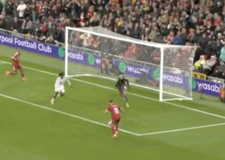 TouchlineX's tweet photo. 📸 - IMAGINE TELLING SOMEONE THAT MO SALAH COULDN'T GET THIS ON TARGET. https://t.co/A9yP9hAbAM