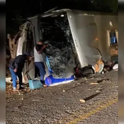 🔴 VOLCADURA DE AUTOBÚS EN BRASIL DEJA 17 MU3RT0S Y VARIOS HERIDOS

Al menos 17 personas muri3ron y varias más resultaron heridas este sábado en un accidente vial en el noreste de Brasil, cuando un autobús turístico con cerca de 30 pasajeros se estrelló y volcó en una carretera