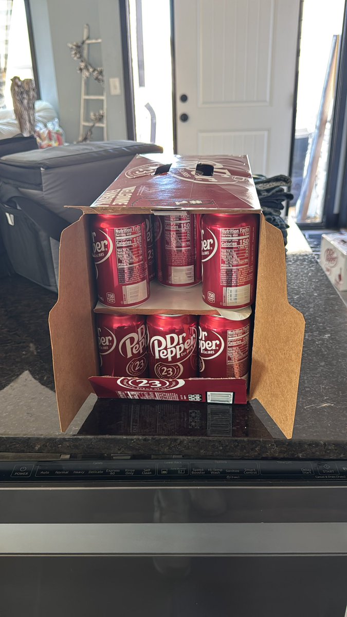 c_fenton223's tweet photo. 35 for the price of 36 isn’t bad i guess @drpepper https://t.co/4grsfX8oSF