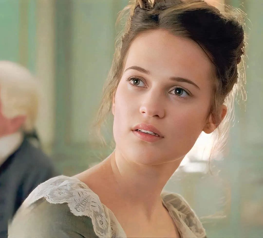 Farahkhanmeo's tweet image. فرانسیسی ننگی فلموں کی اداکارہ &quot;بیلابیلز&quot; تھوڑے ہی عرصے میں بہت امیر ہو گئی۔ وہ دنیا کے کئی ممالک کی سیر کو گئی۔

لیکن جب وہ افریقہ کے دورے پر گئی اور وہاں کے لوگوں کی غربت دیکھی،
تو اُس نے اپنی ساری دولت افریقہ کے ایک بین الاقوامی فلاحی ادارے کو عطیہ کر دی۔
پھر وہ اپنے گھر میں…