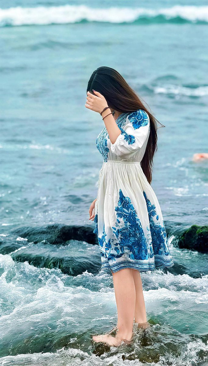 मैं सब कुछ ढूंढ लेती हूं
रुमाल घड़ी मोज़े किताबें
पिन सुई खोई हुई बालियां 
इधर उधर रखी गई चाबियां
सब कुछ
जो किसी को नहीं मिली
मैंने ढूंढ ली
पर मैं ढूंढ ही नहीं पा रहीं हूं
ख़ुद को
कि मैं मिल जाऊं किसी रोज़
अपने घर के किसी कोने में
और कहूं अपने आप से 
देखो अब मिल गई मैं❣️✍️
G nyt