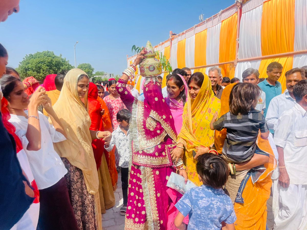 #खरल (जालोर) में  श्री दीपाराम जी मेघवाल के नवीन प्रतिष्ठान मैसर्स रामेश्वर एनर्जी स्टेशन (पेट्रोल पंप )के भव्य शुभारंभ पर उपस्थित होकर बधाई व शुभकामनाएं प्रेषित की।

#jalore #ramilameghwal