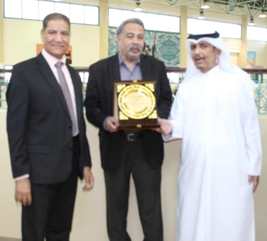 dohapschool's tweet image. تكريم مدير المدرسة الفاضل الأستاذ يوسف الهيدوس والنائب الأكاديمي الفاضل الأستاذ أحمد عطية للأستاذ خالد هاشم معلم اللغة الإنجليزية في مدرسة الدوحة؛ بمناسبة تقاعده وذلك بعد مسيرة مهنية طويلة في مجال التعليم ملؤها العطاء والإخلاص في العمل .
وفقه الله في حياته المقبلة إن شاء الله.