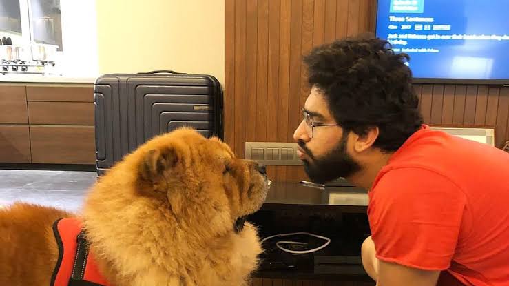 #AmaalMallik truly loves his dog like a family member.. He was so happy seeing his photo frame.

#BiggBoss19 #BB19