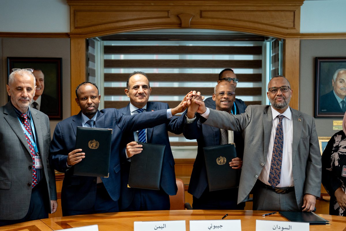 Milestone MOU signed between #Sudan, #Djibouti, #Somalia &amp; #Yemen for cooperation on key health issues: climate change, common policies for people's movement, emergency &amp; epidemics preparedness &amp; response &amp; rehabilitation.
<a href="/whosudan/">WHO Sudan</a> will support <a href="/FMOH_SUDAN/">وزارة الصـحة - السـودان</a> in the implementation.