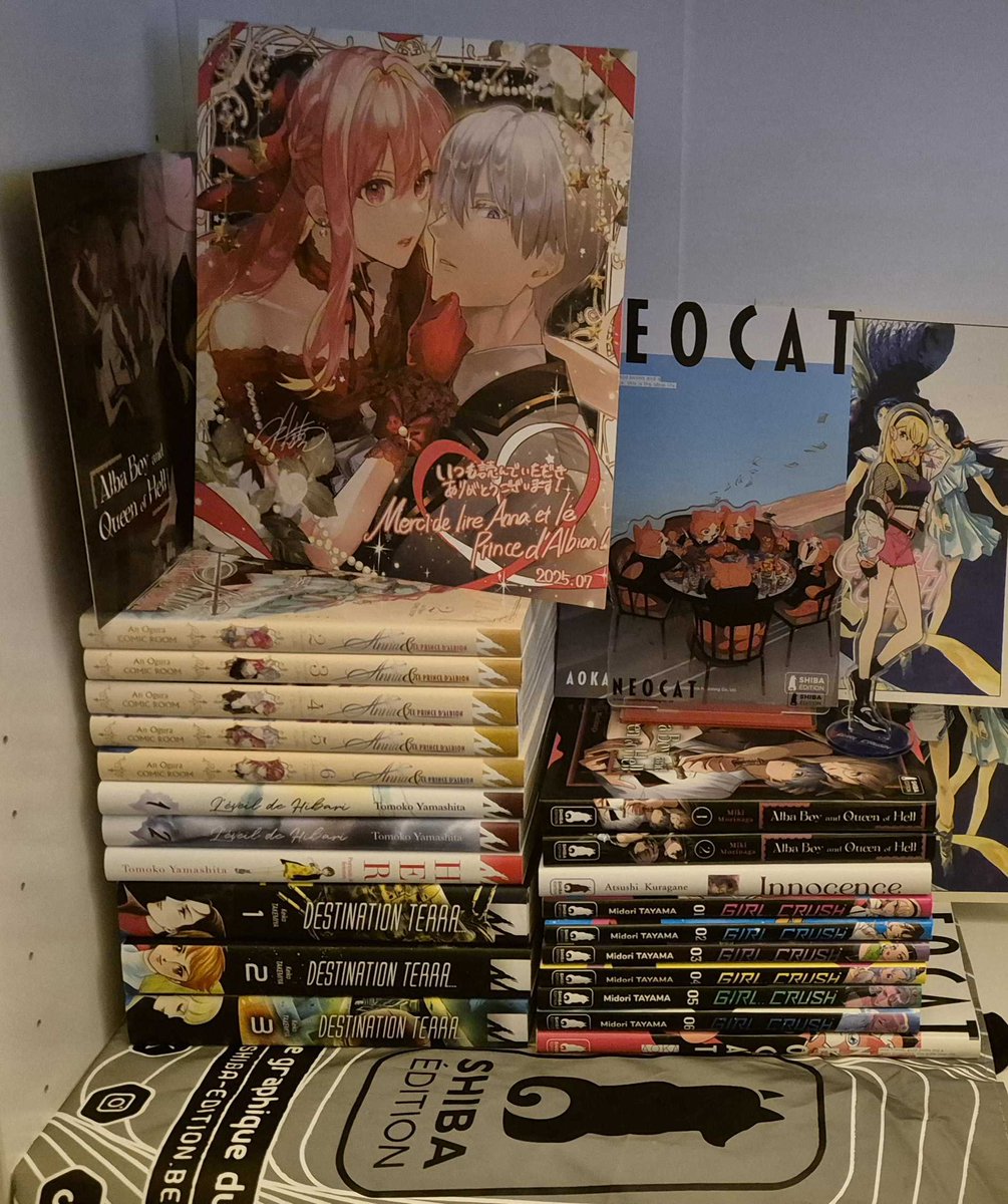 Photo plus propre incluant mes achats de ce second jour de MIA
J'ai absolument abusé mais ça fait plaisir de soutenir <a href="/NabanEditions/">naBan Editions</a> et  <a href="/EditionShiba/">🐾 Shiba Édition 🆕 NEO CAT 🐱 Disponible</a> 🫶🫶 (En plus le sac est trop beau, et les différents goodies également)
