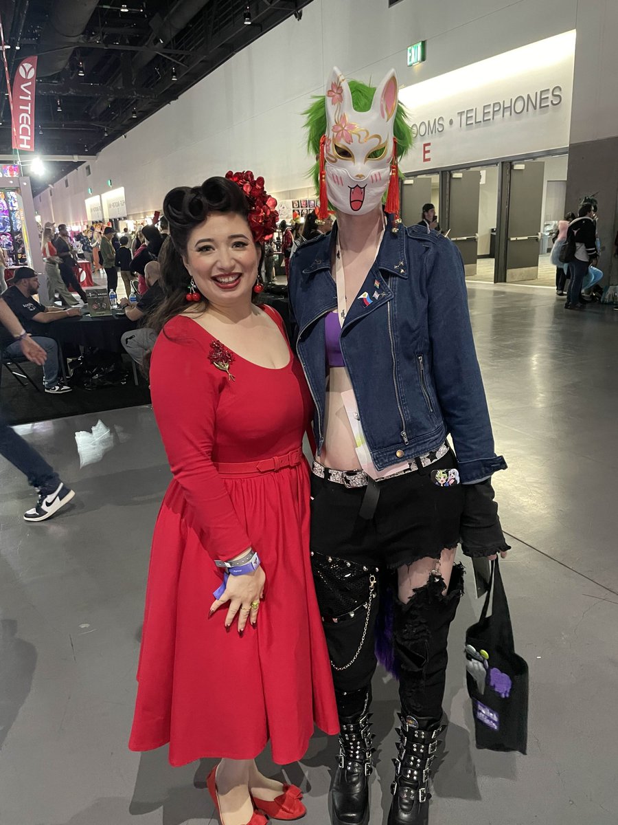 So happy to have gotten the chance to say hi to Miss Lala yesterday at TwitchCon been lurking in her Diner forever and she is truly such a warm and caring person~! 

Thank you so much for being an inspiration Miss Lala~

💚