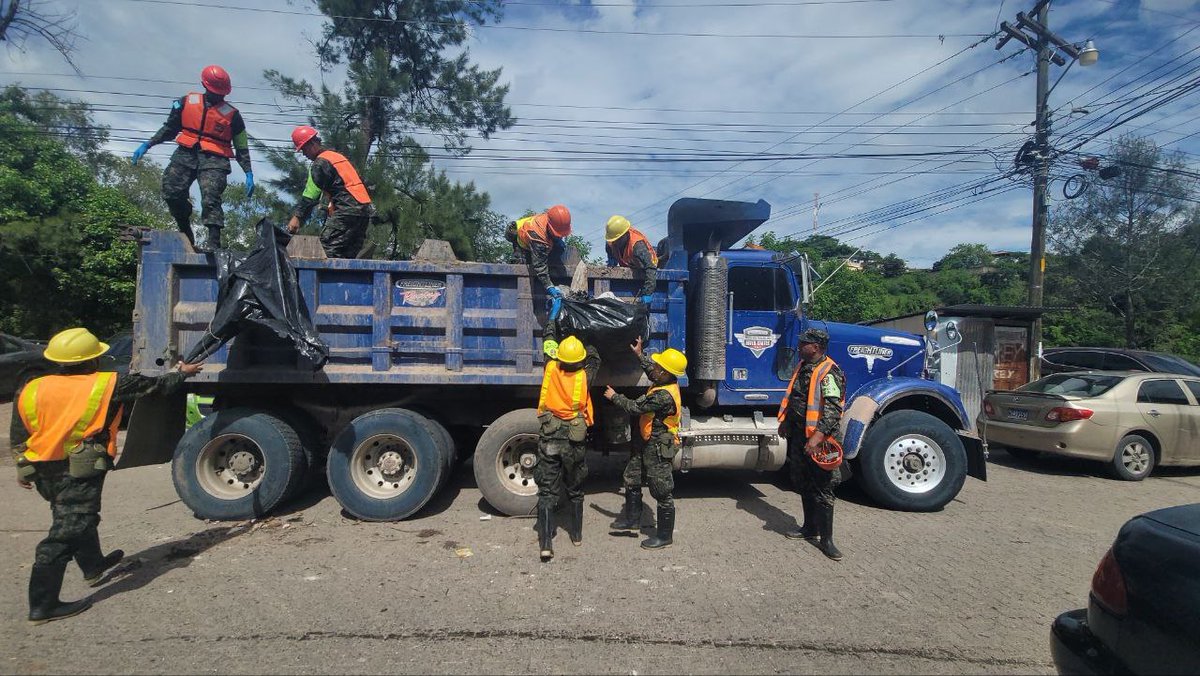 Alcaldía del Distrito Central (@alcaldiadchn) on Twitter photo A través de mega operativos de limpieza en la capital, junto a las <a href="/FFAAHN/">Fuerzas Armadas de Honduras</a>, garantizamos limpieza en puntos claves y en zonas afectadas por las lluvias.🫡
¡Con el apoyo de más de mil personas, seguimos en acción durante la emergencia!🦺🌧🤝
#amdc #alcaldíaenaccion #alertaroja A través de mega operativos de limpieza en la capital, junto a las <a href="/FFAAHN/">Fuerzas Armadas de Honduras</a>, garantizamos limpieza en puntos claves y en zonas afectadas por las lluvias.🫡
¡Con el apoyo de más de mil personas, seguimos en acción durante la emergencia!🦺🌧🤝
#amdc #alcaldíaenaccion #alertaroja