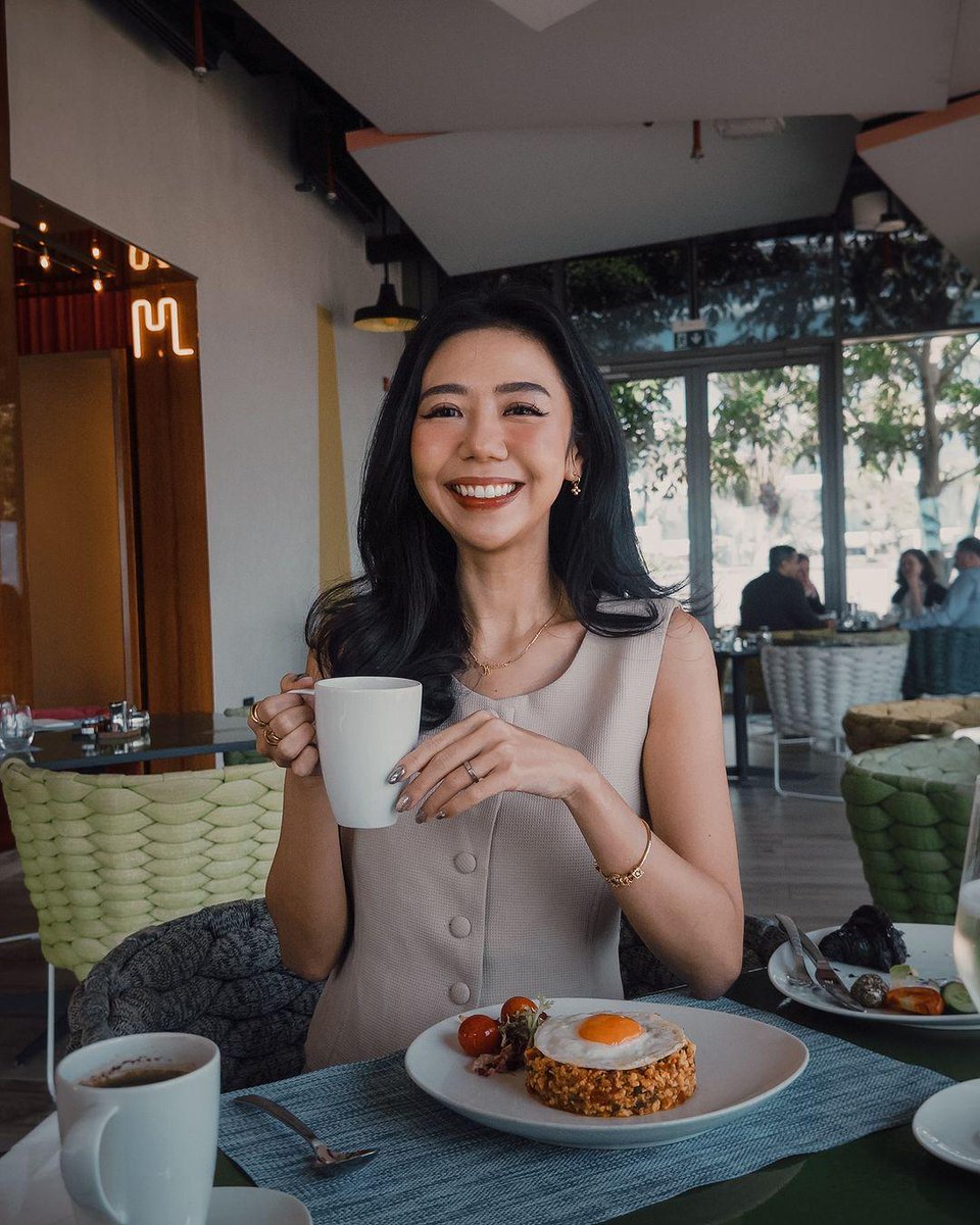 AhRim560's tweet photo. Starting the day with sunshine, coffee, and a delicious brunch. Love this bright and welcoming space! ☕🍳💖 #BrunchGoals #CoffeeLover #MorningVibes #HappyFace https://t.co/l42EERDLFd