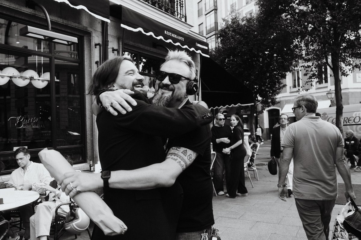 Hace seis días me encontré con Germán Salto para hablar de su último disco, el estupendo “Ojo de bife”.

Olivia Eleache inmortalizó el encuentro y sus fotos son una buena forma de desear feliz cumpleaños al músico… FELICIDADES!