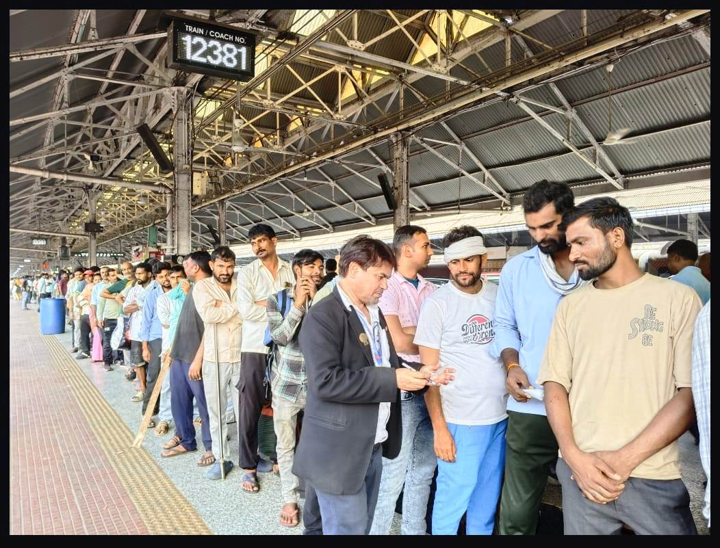 drmhowrah's tweet image. All passengers are systematically guided to ensure a smooth and hassle-free boarding experience.

#IndianRailways #Howrah #FestiveRush #BoardInOrder #RPF