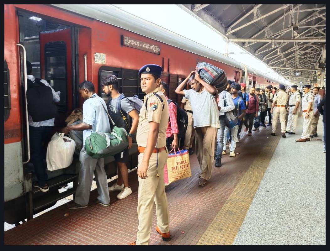 drmhowrah's tweet image. All passengers are systematically guided to ensure a smooth and hassle-free boarding experience.

#IndianRailways #Howrah #FestiveRush #BoardInOrder #RPF