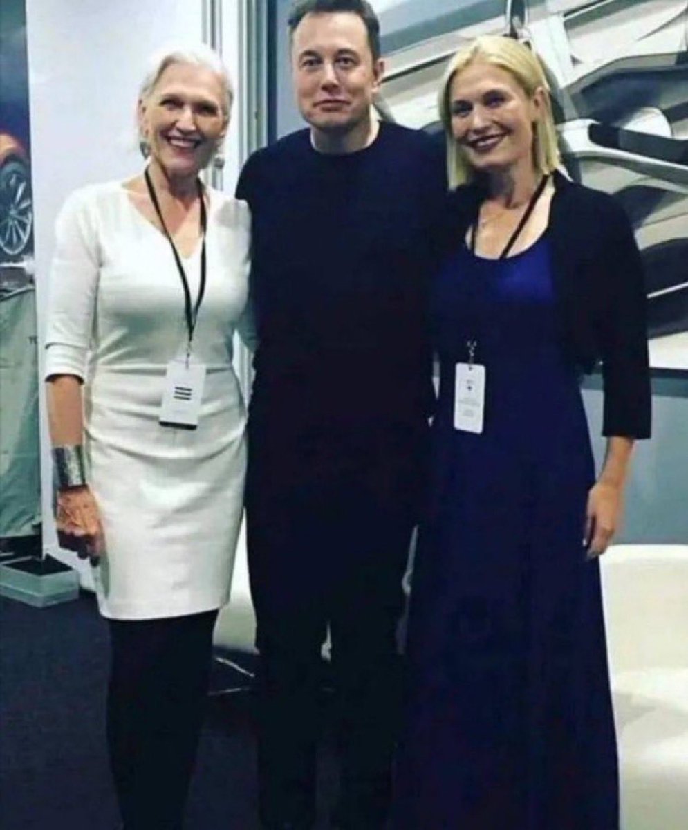 I want all my genuine fans to say hi 👋🏻to my mom and my sister 😀