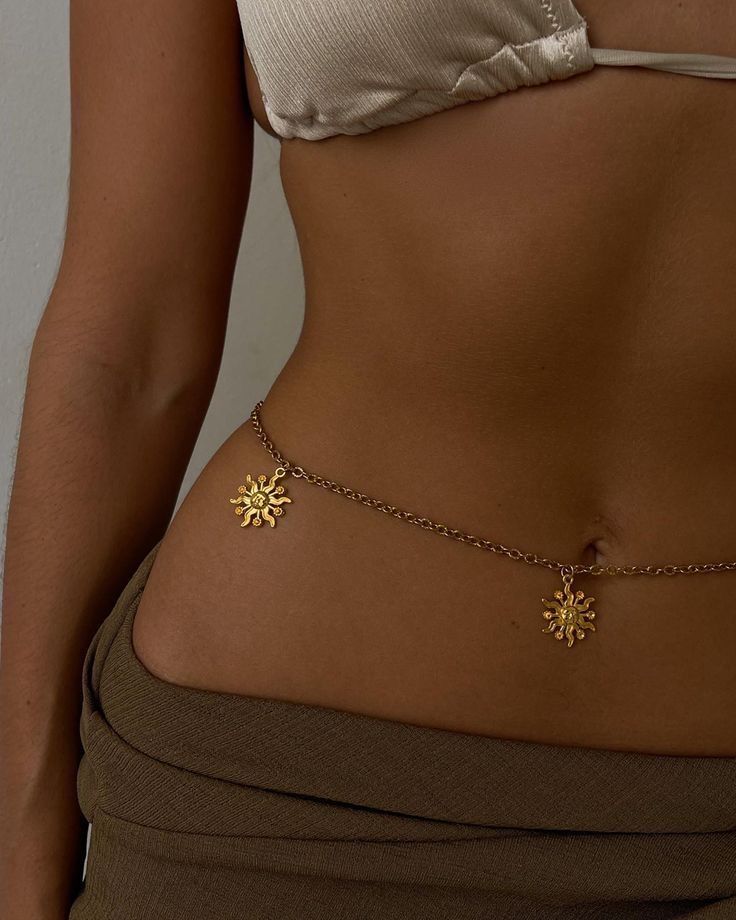 أضيعُ في 
مِزمارِ خَصركِ، 
فتُغرغرُ 
الأغنياتُ
بِنَهدِ الخمرِ.