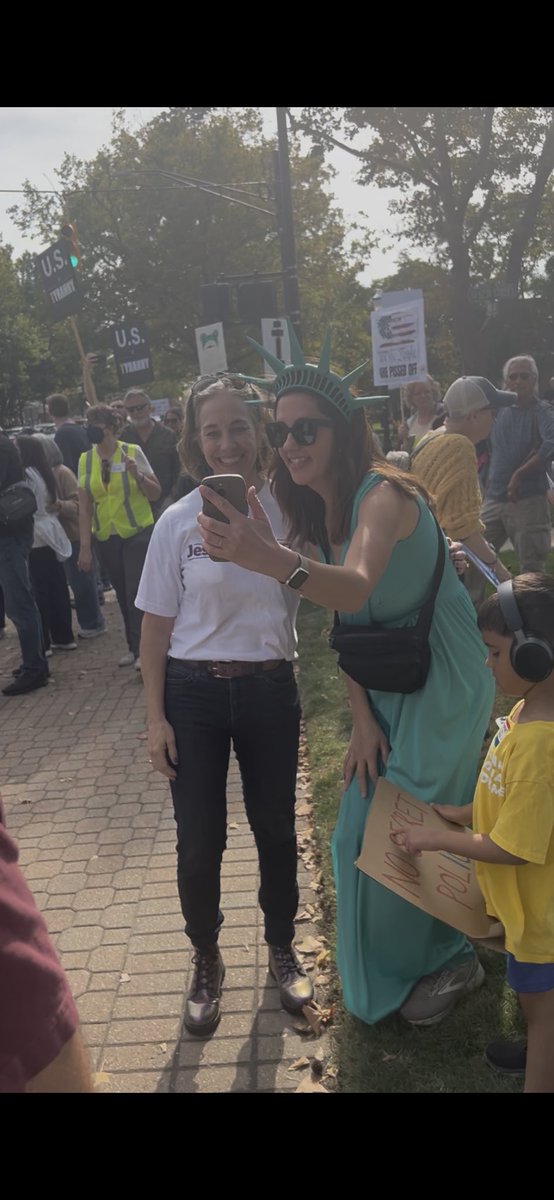 JessicaForMI's tweet image. Thank you @IndivisibleTeam for organizing No Kings protests all across Michigan’s Fourth District. We stopped at St. Joe, Holland, and South Haven yesterday. It was moving to see so many people standing up for our democracy.