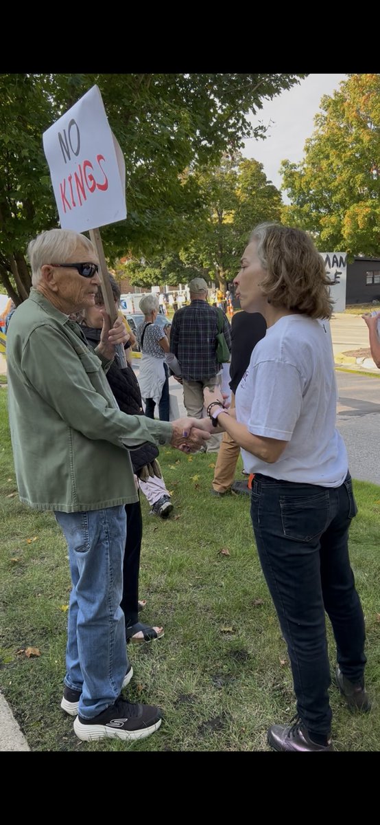 JessicaForMI's tweet image. Thank you @IndivisibleTeam for organizing No Kings protests all across Michigan’s Fourth District. We stopped at St. Joe, Holland, and South Haven yesterday. It was moving to see so many people standing up for our democracy.