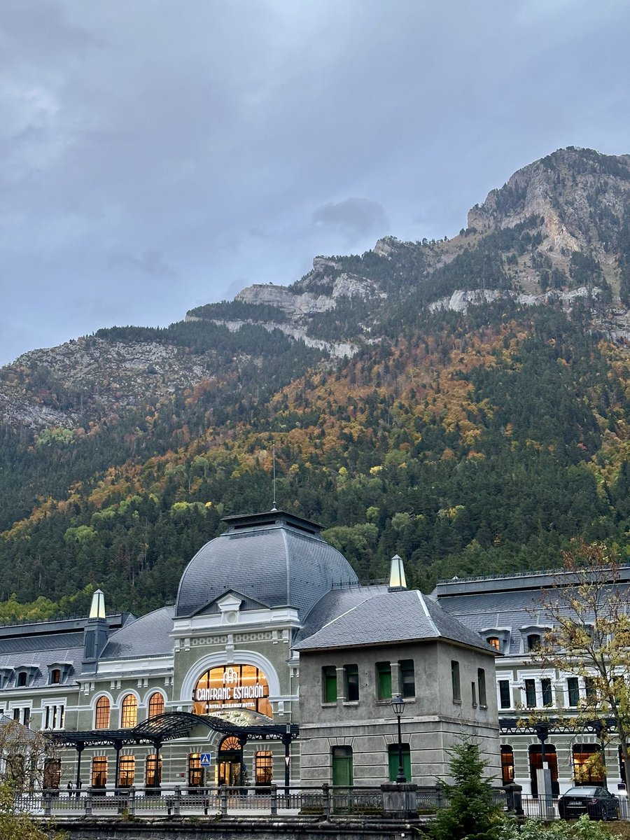 Tarde otoñal por Canfranc Estación 🍂🌧️

#Jacetania #PirineoOccidental