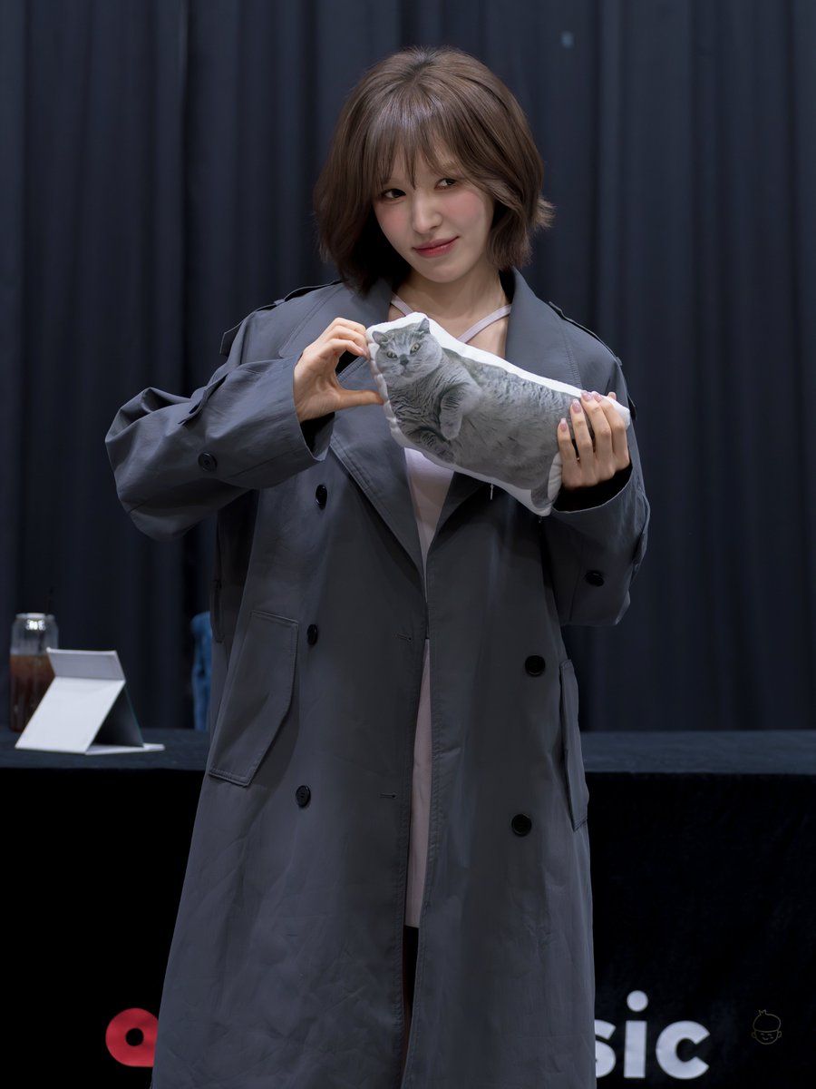 아 샤갈 이사진 뭐임ㅋㅋㅋㅋㅋ 출처 모를 뚱냥이 인형과 거기에 볼하트 해주는 편견없는 사람