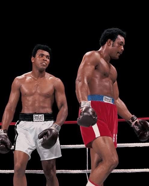 KimKimuntu's tweet photo. MOHAMED ALI ET GEORGE FOREMAN N'ONT JAMAIS CONSIDERÉ LA #RDC

Pour Mohamed Ali et George Foreman, le combat de 1974 à Kinshasa n’était qu’une affaire de business, de job, d’argent.
Le président Mobutu avait mis 15 millions de dollars sur la table pour s’offrir le prestige d’organiser ce combat :
- Mohamed Ali avait reçu 5 millions de dollars
- George Foreman avait reçu 4,5 millions de dollars
- Organisation & Don King avaient reçu 5,5 millions de dollars.

De qu'ils ont pris leurs argents ALLER SANS RETOUR.

Depuis ce jour, ni Ali ni Foreman ne sont jamais revenus au Zaïre/RDC.
Pour eux, ce combat était un événement parmi tant d’autres. Ils ont boxé dans plusieurs pays et ils sont retournés, mais jamais ils n’ont manifesté le moindre attachement particulier à notre pays.

En 2019, un groupe d'investisseur voulait organiser un événement et solliciter la presence de George Foreman en RDC : George Foreman a catégoriquement refusé.
Ces deux légendes n’ont jamais porté la RDC dans leur cœur, ni gardé un lien sentimental avec Kinshasa. Je suis même convaincu qu’ils ont oublié le nom “Kinshasa” dans leur mémoire.

C’est comme si, demain, le Stade Olympique du Caire devait s’appeler Ndaye Mulamba juste parce qu’il a inscrit 9 buts lors de la CAN 1974 qui avait eu lieu en Égypte
Soyons sérieux…
Le vrai problème, c’est que notre Président est entouré de flatteurs et d’opportunistes, incapables de réflexion profonde.
Ils détruisent lentement notre héritage en cherchant à plaire plutôt qu’à préserver l’histoire.

Cherchez partout dans le monde, vous ne trouverez aucun lieu, aucune statue, aucune place, où Ali ou Foreman ont rendu hommage à la RDC.
Pour eux, c’était un chèque, point final.
À nous de protéger notre histoire, pas de la brader.

Sur base de quoi le stade doit porter leurs noms ??
Pour quel intérêt ?

Histoire du #sport congolais