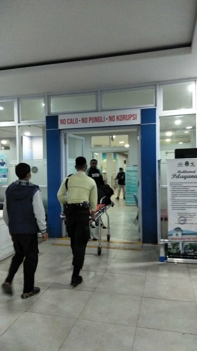 teguhsps_'s tweet image. Minta doanya teman teman buat acil crew pangalengan kecelakan sehabis pulang nonton riverside kondisi nya sedang di cek pihak rumah sakit sekarang dibawa ke rs welas asih baleendah 🤲🫂