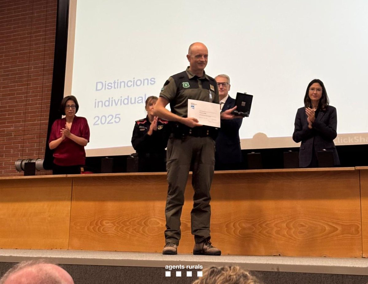 agentsruralscat's tweet photo. Aquesta setmana, en l'acte inaugural del curs acadèmic 2025-2026 de @ispccat, presidit per la consellera @interiorcat @nuriaparlon, el sotsinspector del cos d'Agents Rurals, Francesc Coll, ha estat guardonat per la seva destacada contribució en la formació dels #AgentsRurals. https://t.co/wKpNEiY1PW