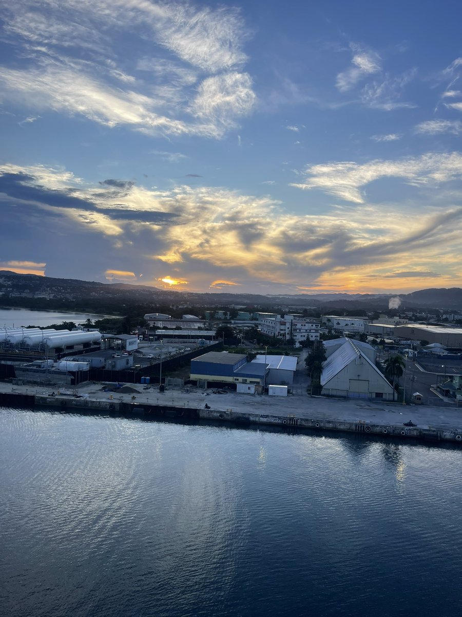 slimmlar's tweet photo. i need another cruise asap https://t.co/DyEKD7WJkk