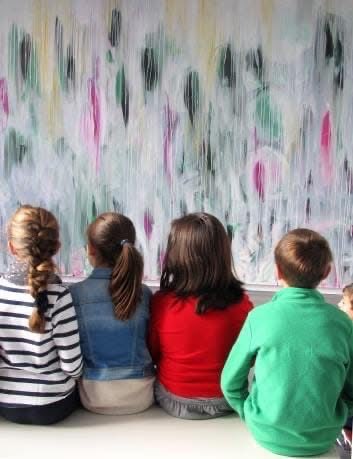 Hay que mirar la pintura con la mirada de un niño, con la mirada pura que no analiza, sin buscar nada... sólo así se descubrirá la belleza... sin exámenes.

Jorge Rando