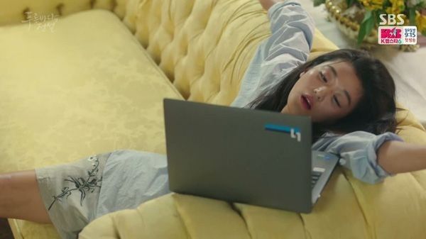 -Hep dizi izliyorsun canın sıkılmıyor mu ?
Dizi izlerken ben;