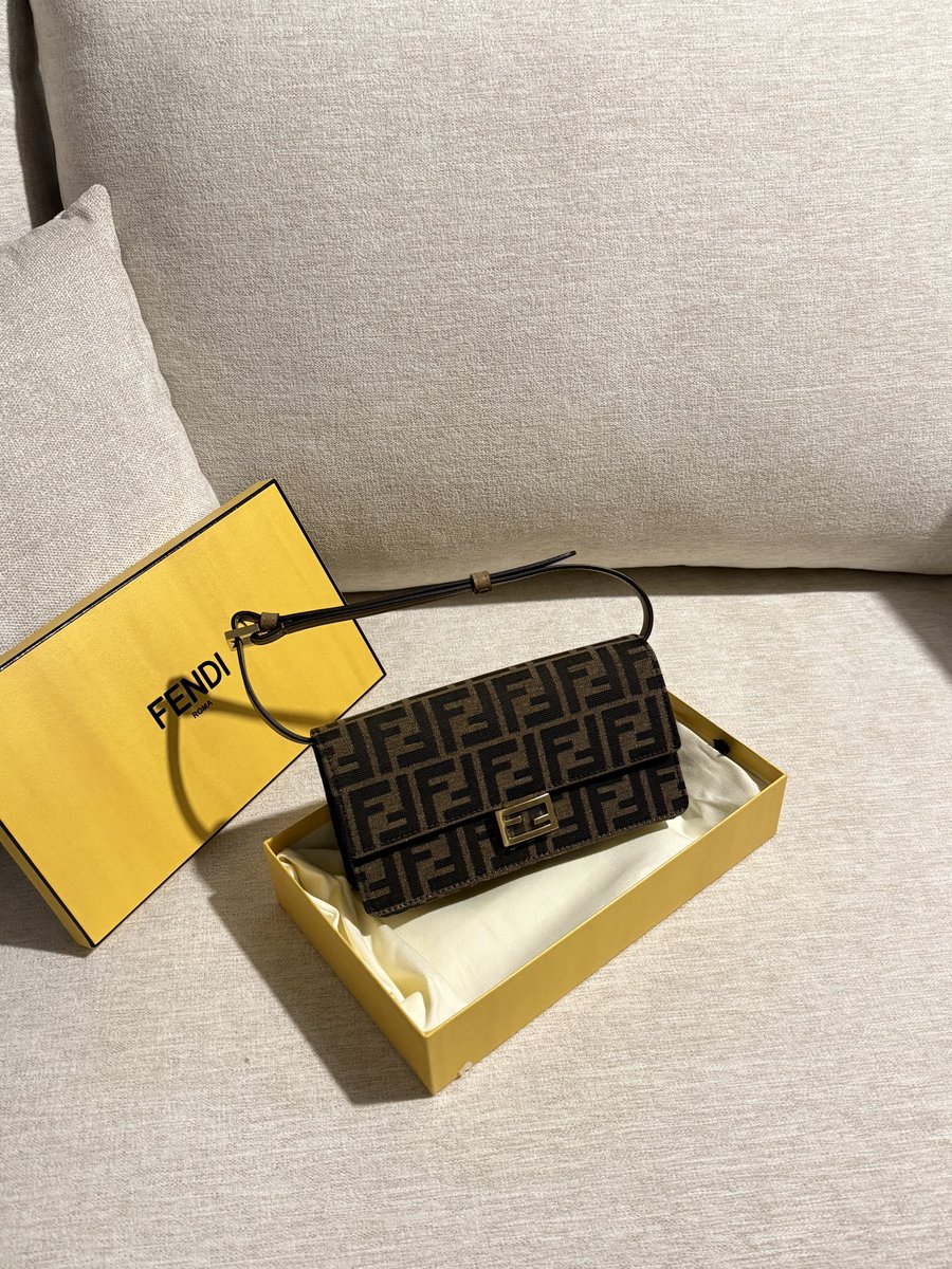 F_Brand0's tweet photo. FENDI 

سعرها في السعوديه 6750 sr !!
بعد الخصم الخاص 5100 sr 

جميله 🤎🤎🤎🔥 https://t.co/IdEhykLg4A