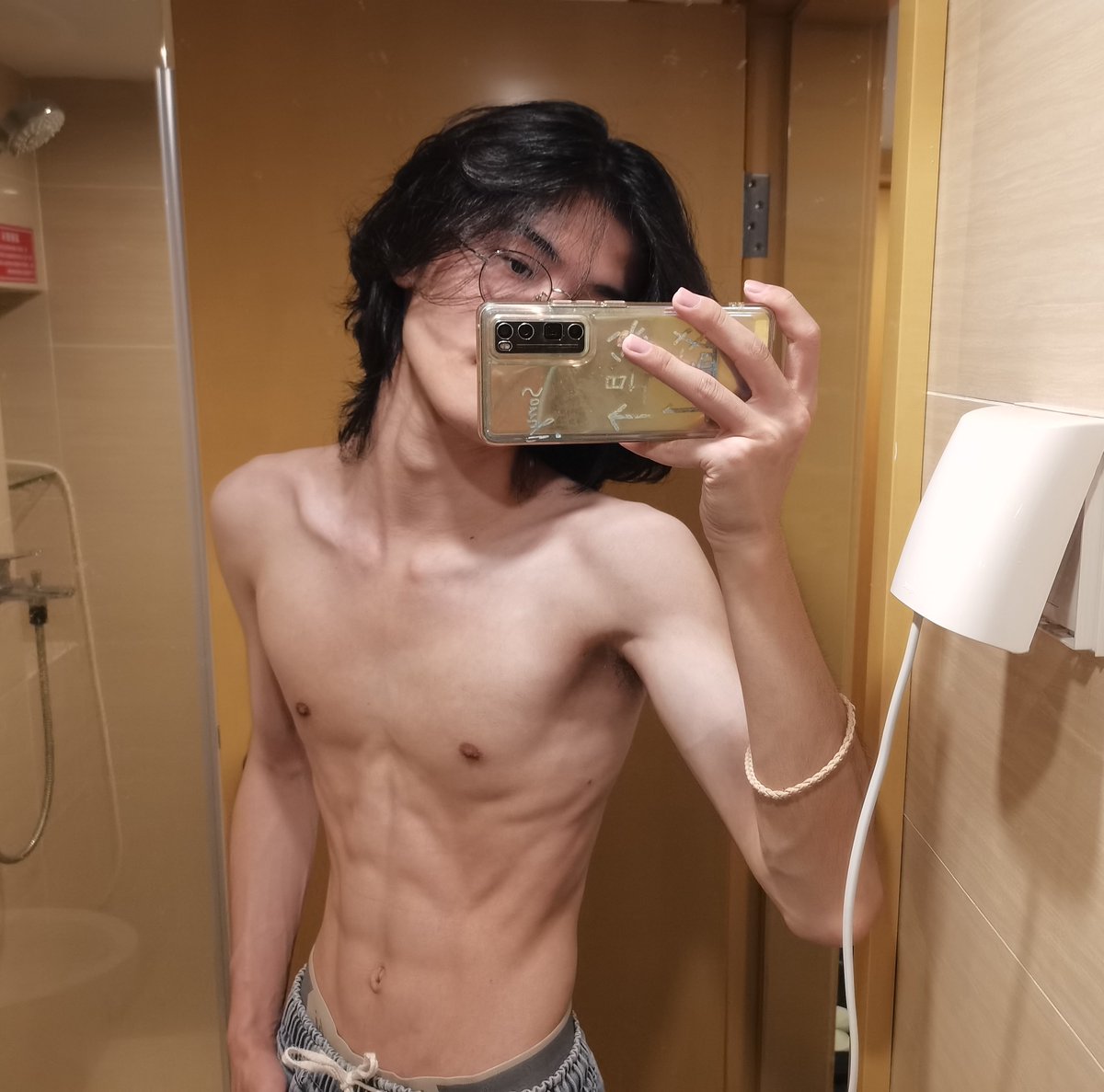 QFLa123195971's tweet photo. 约了一个骚狗学弟，下午开了两个小时的钟点房操了他两次。穿白袜边踩他狗吊边让他给我口，前列腺流老子一脚，第二次操的时候也是乖乖求饶说屁屁痛不行了让我赶紧射给他，来都来了怎么能放过他……最后给学弟的逼穴狠狠凿了个大洞才放他走🥵🥵
 #猛操打桩 #男大体育生   #后入爆操 #白袜臭脚 #踩 https://t.co/0fUJQlHLra