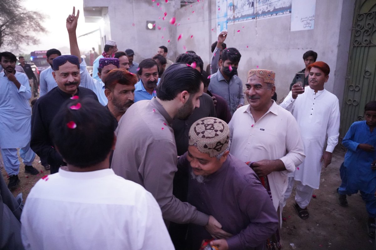 BilalAbro16540's tweet image. A large number of locals, party workers, and community elders attended the CCP project inauguration by Rawal Sharjeel Memon in Bahadur Chandio village. 🌹 #PPP #CommunityDevelopment
@rawalsharjeel 
@sharjeelinam