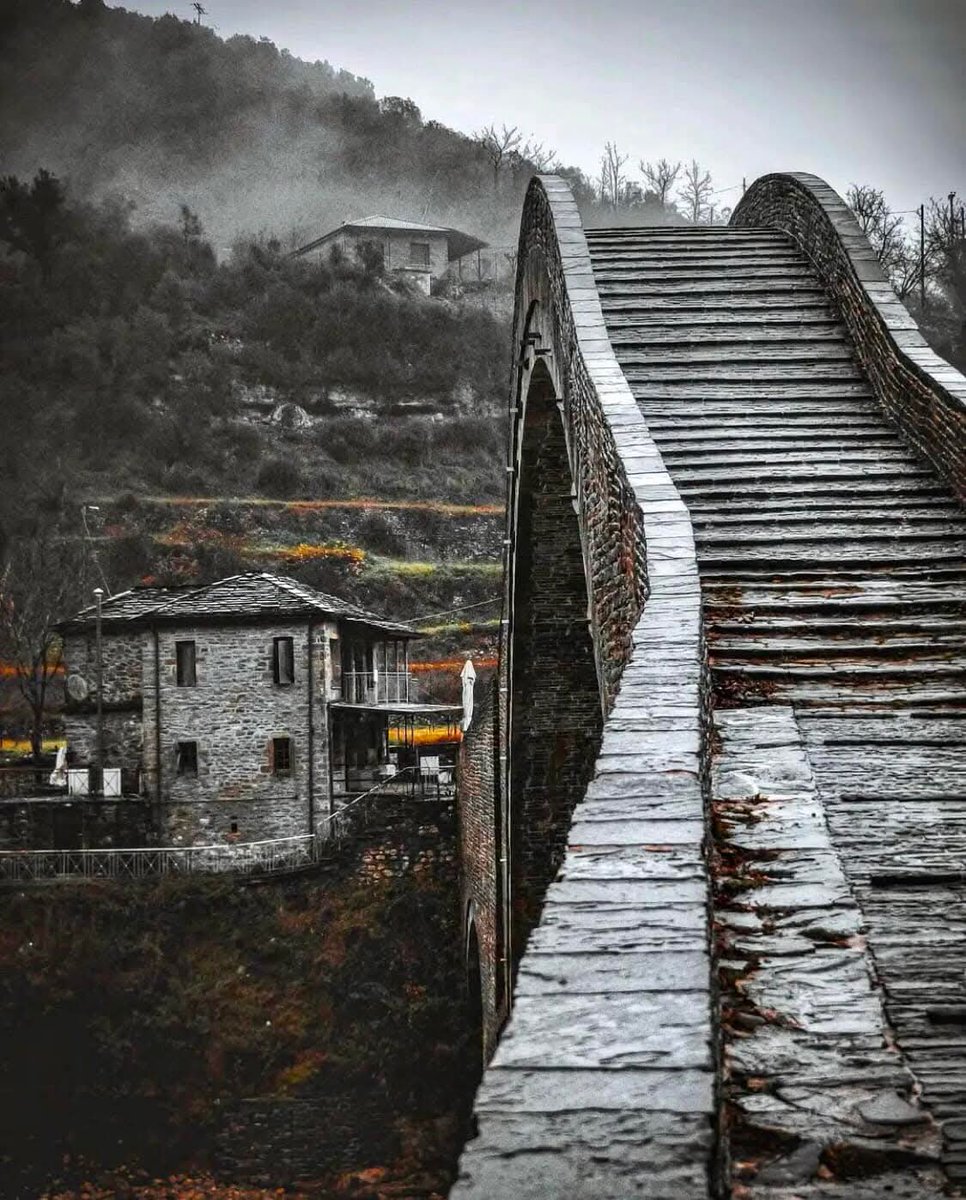 Καλό βράδυ!
Γέφυρα Πλάκας Τζουμέρκα    
 Πρόκειται για το μεγαλύτερο μονότοξο γεφύρι των Βαλκανίων
🇬🇷🩵🇬🇷