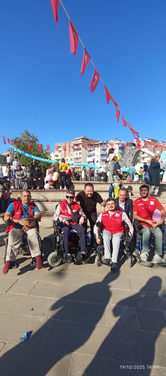 kizilayenglsz56's tweet photo. Gönüllülerimiz ile birlikte aile ve sosyal hizmetler müdürlüğünün aile yılı kapsamında gerçekleştirdiği "Balon Şenliği" programına katılım sağladık.
@YenerTANIK @FatmaMericYlmaz https://t.co/Lq7esPXh9Z