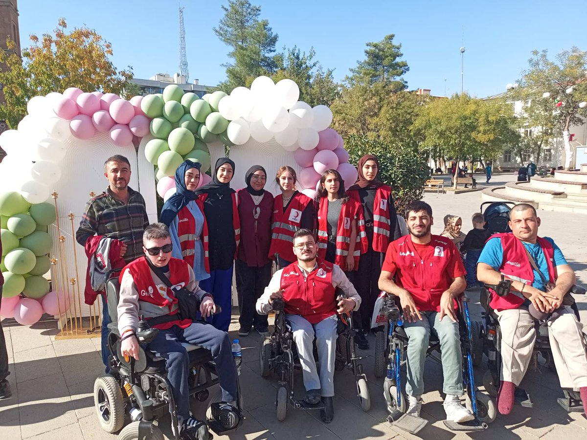 kizilayenglsz56's tweet photo. Gönüllülerimiz ile birlikte aile ve sosyal hizmetler müdürlüğünün aile yılı kapsamında gerçekleştirdiği "Balon Şenliği" programına katılım sağladık.
@YenerTANIK @FatmaMericYlmaz https://t.co/Lq7esPXh9Z