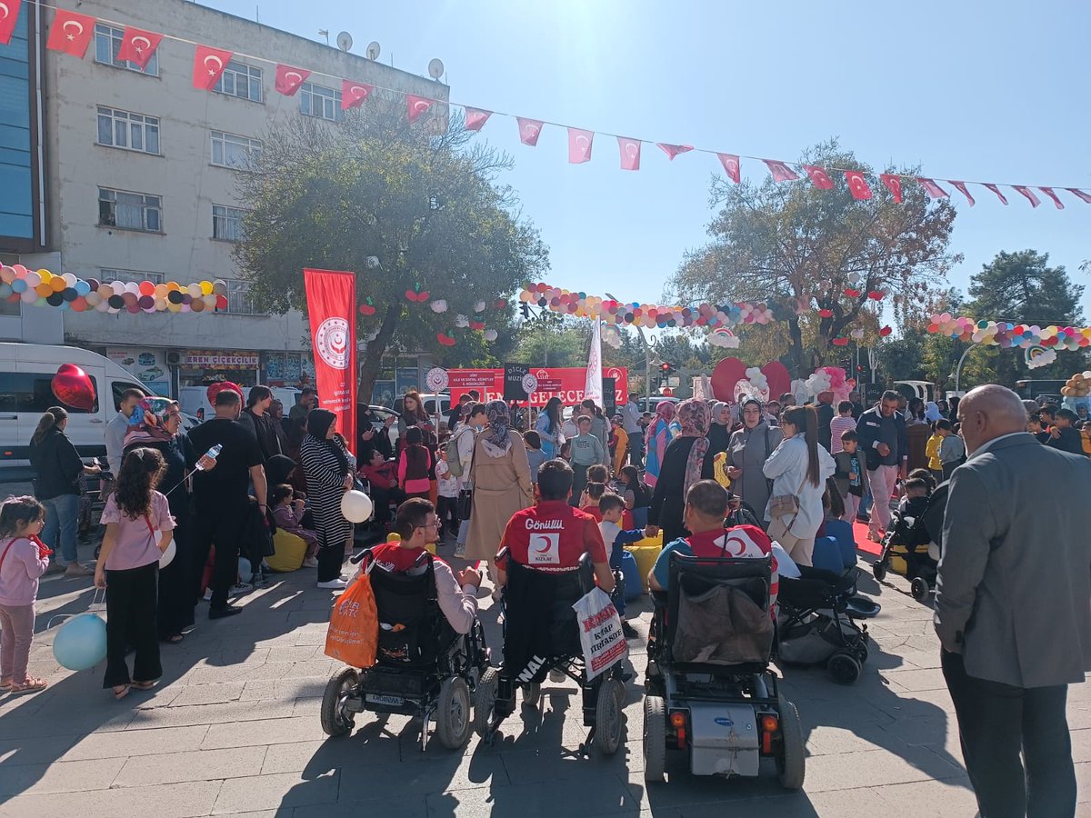 kizilayenglsz56's tweet photo. Gönüllülerimiz ile birlikte aile ve sosyal hizmetler müdürlüğünün aile yılı kapsamında gerçekleştirdiği "Balon Şenliği" programına katılım sağladık.
@YenerTANIK @FatmaMericYlmaz https://t.co/Lq7esPXh9Z