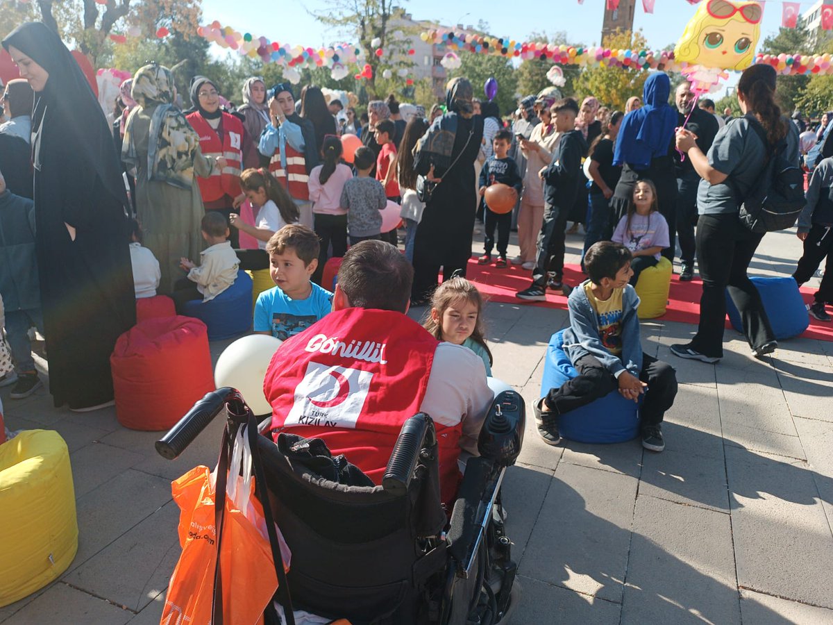 kizilayenglsz56's tweet photo. Gönüllülerimiz ile birlikte aile ve sosyal hizmetler müdürlüğünün aile yılı kapsamında gerçekleştirdiği "Balon Şenliği" programına katılım sağladık.
@YenerTANIK @FatmaMericYlmaz https://t.co/Lq7esPXh9Z
