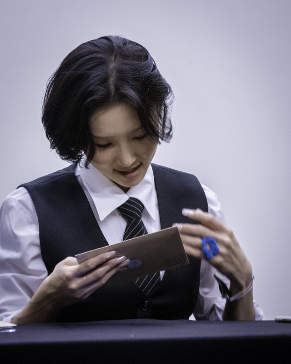 Delicate723's tweet photo. 251019 에버라인 오아시스 아트홀 팬사인회 #화사 #hwasa #굿굿바 https://t.co/4T89RfStLr