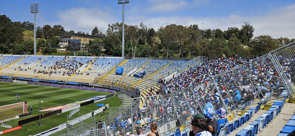 ¿Cómo ni un guardia se lleva detenidos a estos dos pelagatos que han tirado 20 piedras a hinchas cruzados?
No pasó a mayores por el colchón de seguridad, pero una verguenza <a href="/evertonsadp/">Everton de Viña del Mar</a> la seguridad. 
10 minutos tirando proyectiles y la seguridad bien gracias.