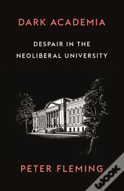 vbozkurt55's tweet photo. Karanlık Akademi: Üniversiteler Nasıl Ölür? 

Yazar Peter Fleming, Dark Academia kitabında üniversitelerde yaşanan değişimi sorguluyor.

Fleming'e göre üniversiteler birer bilim yuvası olmaktan çıkıp ruh emici birer şirkete dönüşüyor.

O'na göre üniversiteler artık kamu yararını düşünen kurumlar değil. 

Tıpkı birer şirket gibi kâr, büyüme ve verimlilik takıntılı hale geldiler. 

Bu yeni modelin adı "Eğitim Fabrikası" (Edu-Factory). 

Bu fabrikada öğrenciler "müşteri", akademisyenler ise "işçi" olarak görülüyor. 

Adına "karanlıkokrasi" (darkocracy) denilen boğucu bir bürokrasi ve akademisyenleri canından bezdiren tonlarca anlamsız "angarya iş" üretiyor.

Öğrenci memnuniyet anketleri, dergi sıralamaları, atıf sayıları.... Bu "metrik tiranlığı", "yayın yap ya da yok ol" kültürünü körüklüyor. 

Bu baskı o kadar yoğun ki, bazı akademisyenler sırf "prestijli" bir dergide yayın yapmak için verileriyle oynamaya veya hile yapmaya yönelebiliyor. 

Müşteriyi, yani öğrenciyi memnun etmek için notların şişirilmesi de cabası!
Fleming'e göre nu yeni düzen "hasarlı insanlar" yaratıyor.

Öğrenciler, ağır borç yükü , barınma sorunları  ve korkunç bir başarı baskısı altındalar. 

Kampüslerde anksiyete, depresyon ve hatta intihar vakaları rekor seviyede. 

Yazar bu durumu "Öğrenci Cehennemleri"  olarak adlandırıyor.

Akademisyenler, aşırı çalışmaktan tükenmiş, güvencesiz sözleşmelerle çalıştırılan ve sürekli endişe içinde olan bir meslek grubu haline geldiler. 

Kitap, bu baskıya dayanamayıp hayatına son veren akademisyenlerin trajik hikayelerine de yer veriyor.

Fleming'e göre akademisyenler de tamamen masum değil. 

Birçoğu bu rekabetçi kariyer oyununa kendini kaptırmış durumda. 

Üniversite, birkaç "yıldız akademisyen" yaratıp onları ödüllendirirken, geri kalanların iş yükünü artırıyor. 

Bu "akademik yıldız kompleksi", kıskançlığı ve dedikoduyu körükleyerek meslektaşlık ruhunu yok ediyor.

Sonuç olarak, üniversiteler büyük bir patlamayla değil, amacını unutarak yavaş yavaş, içten içe ölüyor. 

Fleming'in kitabında hepimiz için üzerinde düşünmemiz gereken, rahatsız edici argümanlar var. 

Kitap, Türkçeye de tercüme edilmiş durumda.