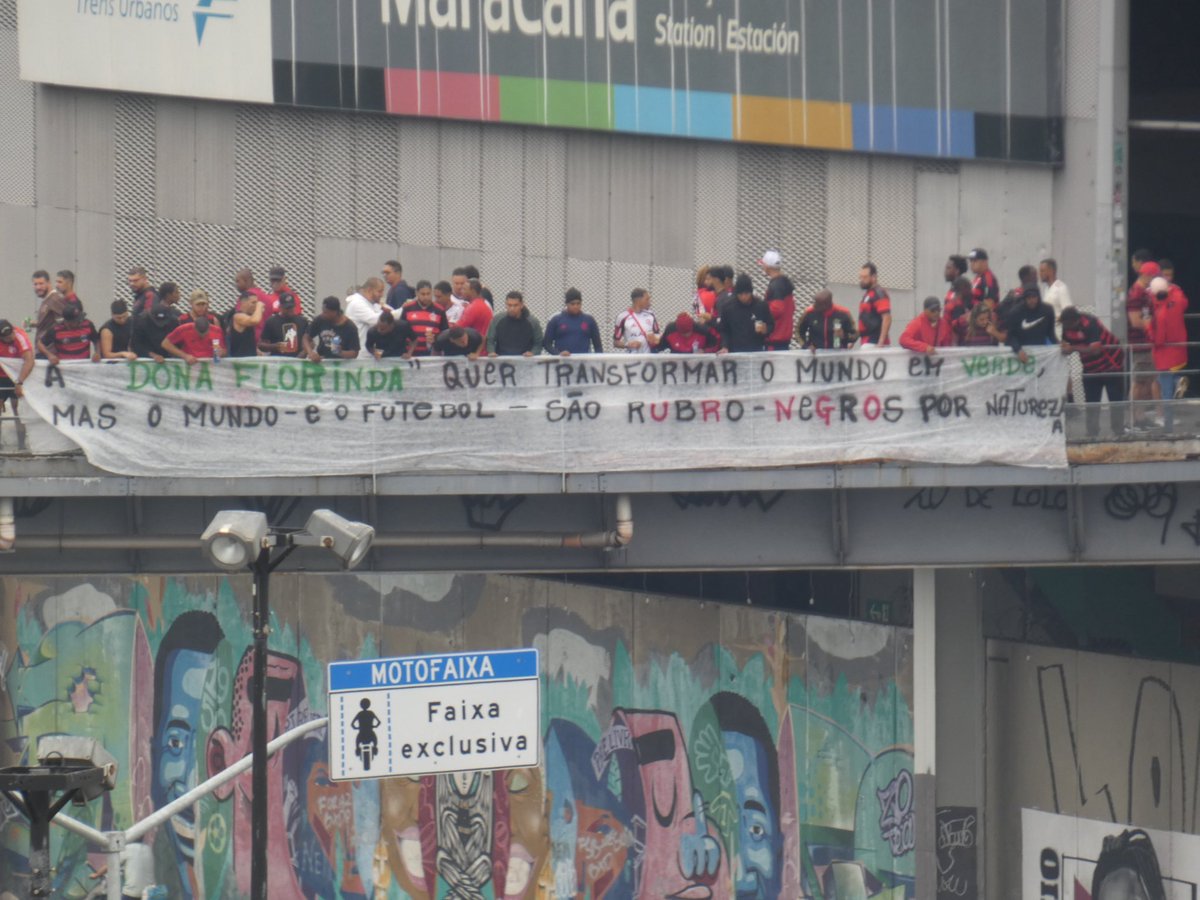 Torcida do Flamengo estende faixa na Avenida Rei Pelé, no Rio de Janeiro, em provocação a Palmeiras e Leila Pereira:

“A ‘Dona Florinda’ quer transformar o mundo em verde, mas o mundo - e o futebol - são rubro-negros por natureza.”

📸 <a href="/lancenet/">Lance!</a> | <a href="/lucas_bayer_/">Lucas Bayer</a>