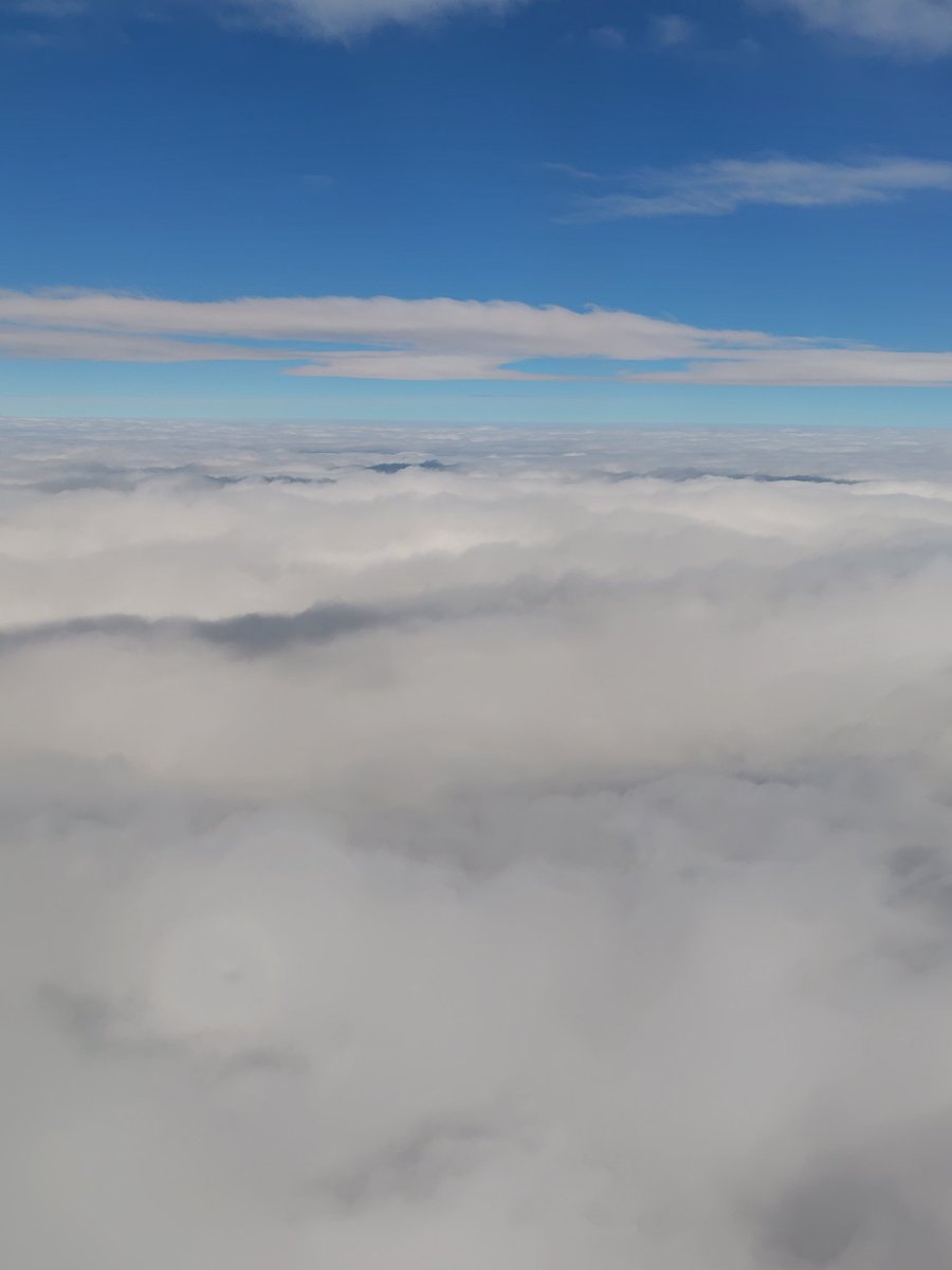 evinyu's tweet image. 今日のANA仙台→博多便にてブロッケン現象に遭遇！
みんないい事ありますように！