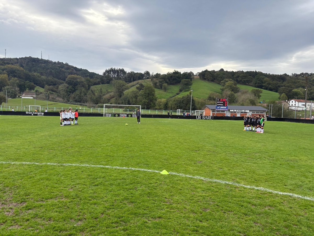 [FUTBOL ESKOLA]

Gaur ospatu dugu 2025-2026 denboraldiko <a href="/Itxaslurtaberna/">Itxas-lur Taberna</a> ZKE Futbol Eskolako 1.jardunaldia! ⚽

Irabazi, berdindu edo galdu... Horrek ze inporta du!?
"Saiatu, ikasi eta gozatu!" 💪🏼

Haurrak pozik, gu pozik! 😊

Aupa #Zarautz!
#123Zarautz!
#Hortzaka!